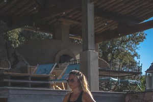 Entrena al aire libre con estos 10 ejercicios de calistenia y acondicionamiento para principiantes