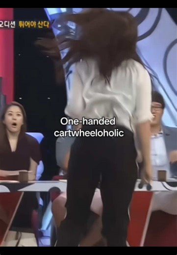 Eunji doing a one-handed cartwheel like it’s nothing.🤸‍♀️ #apink #정은지 #eunji #jungeunji #jeongeunji