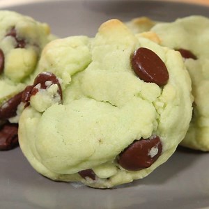 Bake up a batch of Mint Chocolate Chip Cookies, and be sure to invite us. Get the written recipe here: http://bit.ly/2jh54n6 Time to upgrade your cookie sheets! (Heads up, we get a few $ if you do!): http://amzn.to/2ytWjIP | Cooking Panda