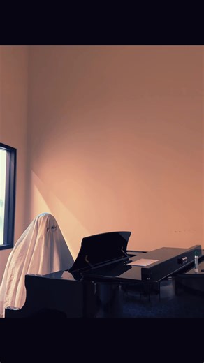 When the Vivaldi ghosts come out to play… 👻🎶 From haunting piano scales to eerie violin melodies, Halloween spirit is alive at the academy! Who knew practice could be this spooky? #HalloweenAtVivaldi #VivaldiMusicAcademy #PracticeMakesPhantom #SpookyVivaldi