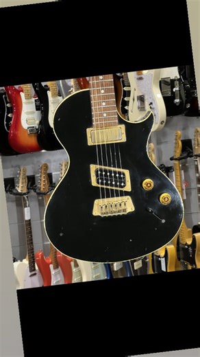 The Gibson Nighthawk is an electric guitar known for deviating from traditional Gibson designs by offering extreme tonal versatility through unusual specs, such as a 25.5-inch scale length and a hybrid pickup configuration. It was first introduced in 1993 and remained in production until 1999, winning an award for its innovative design. Key Features The Nighthawk was designed to bridge the gap between Gibson and Fender, blending elements from both manufacturers. Scale Length: Unlike the standard