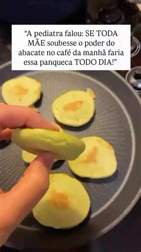 Papinha e Introdução Alimentar on Instagram: "“A pediatra falou: SE TODA MÃE soubesse o poder do abacate no café da manhã… faria essa panqueca TODO DIA!” 😱🔥 E foi aí que eu entendi por que meu bebê vivia irritado, com fome rápida e sem energia logo cedo. A pediatra explicou: 👉 “O abacate tem gorduras boas que dão SACIEDADE e ajudam no desenvolvimento do cérebro do bebê.” Então eu fiz essa panquequinha simples, nutritiva e perfeita: 🍌1/2banana 🥚 1 ovo 🥑 1/2 de abacate amassado 🌾 1 colher d