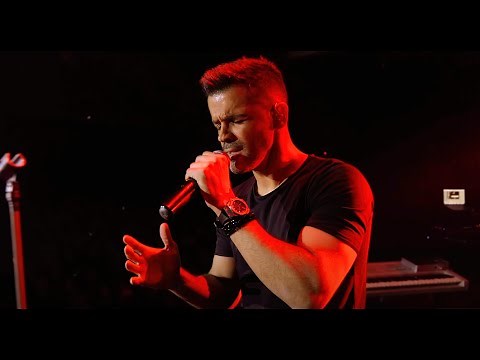 Sirvan Khosravi - Inja Jaye Moondan Nist | Live in Tehran - 2019 | 4K