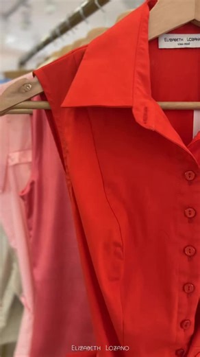 By Elizabeth Lozano on Instagram: "La nueva Colección de Blusas & Tops está a todo dar! 🌸 por eso te cuento mis detalles favoritos de cada pieza en la pt. 1 de esta HAUL ✨ Comenta el nombre tu fav y recibe más información 💌 #byelizabethlozano #peru #tops"