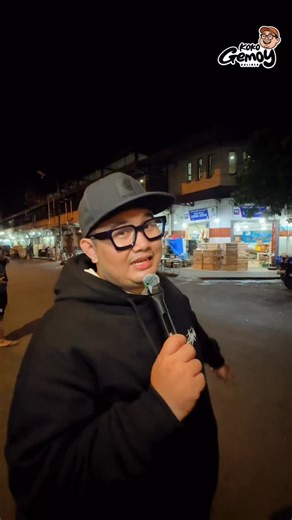 “Menu cuma 3, tapi rasanya? Kayak di-tackle dari belakang—ngagetin enaknya 😭🔥” Dari kecil suka masak, cuma buat keluarga dan teman. Tapi siapa sangka, hobi sederhana itu jadi awal perjalanan yang sekarang bikin banyak orang ketagihan? 🥹✨ Awalnya Mama’s Kitchen by @anisahhabsyi cuma iseng buka open PO, dan… langsung laris manis setiap minggu. Orderan numpuk, testimoni bejibun, dan semua orang bilang hal yang sama: “Kak, ini harus dibikin outlet!” Dari situ Kak Anisa mulai berani naik level: ik