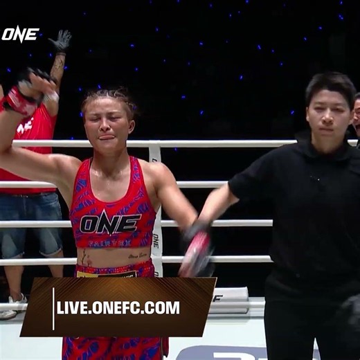 RAZOR-CLOSE 😳 Stamp returns to Muay Thai with a split decision win over Cynthia Flores!