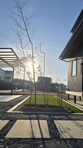 愛知 l 岐阜 l 外構専門 デザインループ on Instagram: "あまりやってこなかった玄関までのストレート導線。とてもシンプルですが気持ちが良いです。草木の線がより有機的に感じます。"