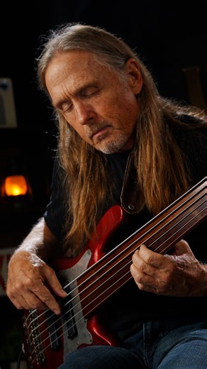 🌀 Fretless. Fearless. Bailey. The master at work on his signature Warwick bass. Press play and disappear into the music. Full video on YouTube: https://youtu.be/X_AIf2kxR9M #WarwickBass #SteveBailey #StreamerBass #FretlessBass #BassWithoutLimits | Warwick Basses