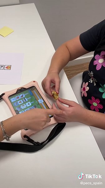 En el vídeo anterior os contábamos que habíamos ido a por castañas, pero… ¡también hemos ido a por panellets! 😋 Como podéis ver, esta alumna construye frases más complejas y utiliza nuestra aplicación PECS IV 💪 ⚠️ La transición a otro dispositivo de comunicación (por ejemplo la tablet) se inicia cuando el alumno ya domina todas las fases de PECS. #autismo #tea #educacionespecial #excursion #educacioninfantil #comunicacionnoverbal