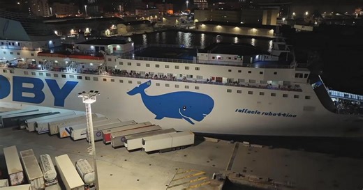 Napoli, l'attracco della nave Moby Raffaele Rubattino visto dal drone