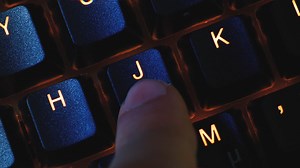 Vad innebär ett snabbt tangentbord? ⚡⌨💨 Vi gör en djupdykning i skillnaderna mellan Apex 9 Mini och Apex Pro från Steelseries och dess magiska switchar. https://bit.ly/3Mtnhcj | MaxGaming