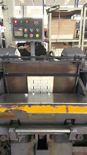 Cutting mold in production--Guangzhou Jewelry Box factory