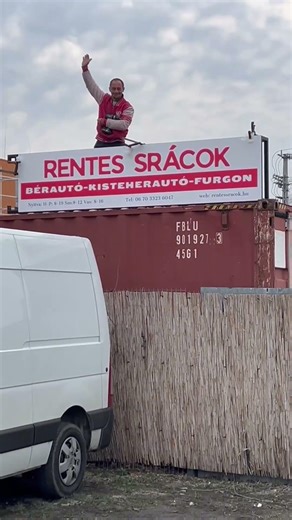 Végre a helyére került! 😍 Felkerült az új cégtábla a Méta utcában!