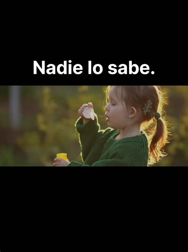 Aprendiste a ser fuerte demasiado pronto; a sonreír cuando querías llorar y a decir “estoy bien”, incluso cuando tu corazón estaba cansado. Te acostumbraste a sostenerlo todo en silencio. Pero, aunque hayas vivido así durante tanto tiempo, eso no significa que tengas que seguir cargando sola con todo lo que sientes. Sanar no es borrar tu historia, sanar es aprender a mirarla con amor y comenzar a darle a tu niña interior el cuidado que siempre mereció. Si este mensaje habló a tu corazón, en el l