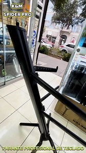 🎹 Soporte premium para teclados: el K&M Spider Pro combina estabilidad, diseño y funcionalidad en un solo parante. Ideal para músicos exigentes. ✔ Altura ajustable ✔ 2 niveles de soporte ✔ Diseño plegable y portátil #KMSpiderPro #Tecladista #Musicos #eymmusicperu | E&M MUSIC PERU