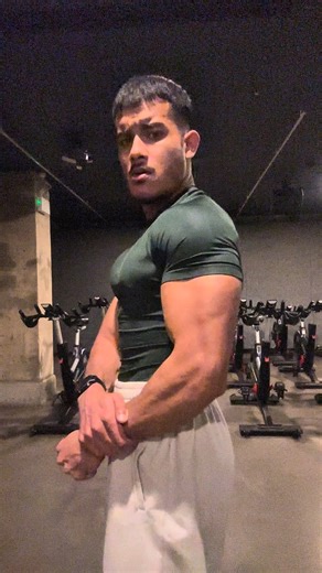 Zihan on Instagram: "JM press tutorial #gym #triceps #tricepsworkout"