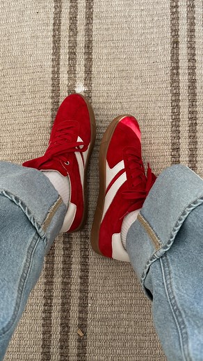 When in doubt, wear the sneaker that goes with everything (yes, everything). MEDINA @jenniferrsweet shows us how it’s done. | Naturalizer