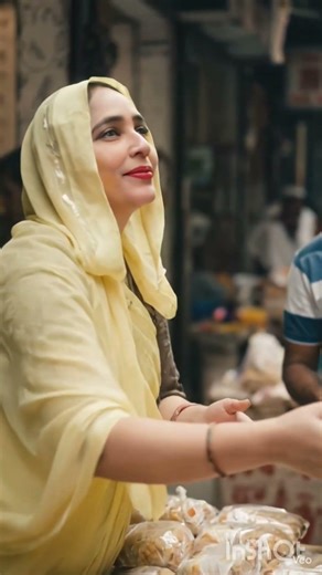 A Kind Lady Distributing Food to Poor People ❤️ | Humanity Still Alive