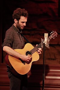 ジュリアン・ラージ『Modern Lore』 古いけれど新しい。全曲オリジナル・ナンバーで固めグルーヴを前面に押し出したトリオ第2弾 | Mikiki by TOWER RECORDS