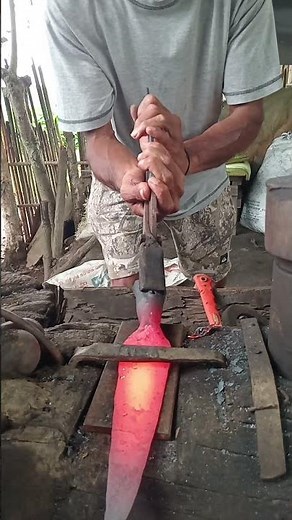 formation of a fire lance #medievalblacksmith #blacksmith #ironworker