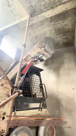 Minilader die Treppe hinabfahren: Mutige Maschinennutzung auf der Baustelle
