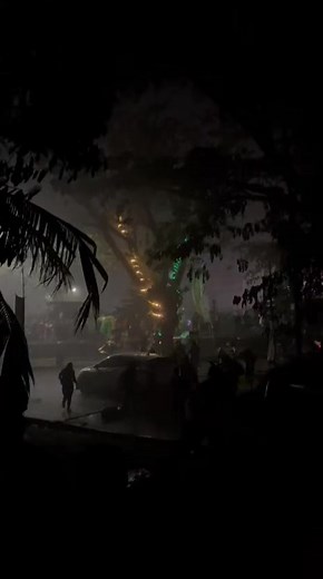 Banyak yang bubar ada juga yang bertahan. Malam puncak diguyur hujan deras. Jambrud Tampil jam 22.30 wita. Netizen, wahhh kemalaman tuhh | INFO KUBAR