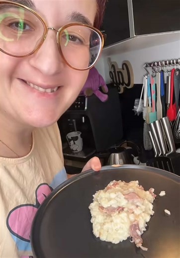 🍚 Risotto jambon cru & comté au Cookeo Le genre de plat ultra réconfortant, crémeux comme on aime, parfait pour un repas sans prise de tête 🤍 Un risotto bien fondant, le goût du jambon cru, le caractère du comté… bref, ça fait toujours l’unanimité 😋 ❤️ Ingrédients ❤️ \t•\t300 g de riz à risotto \t•\t1 échalote \t•\t25 cl de vin blanc \t•\t400 ml d’eau \t•\t200 g de jambon cru (en chiffonnade) \t•\tParmesan râpé \t•\t70 g de comté râpé \t•\tUn peu de crème #cookeo #risotto #recetterapide #moul