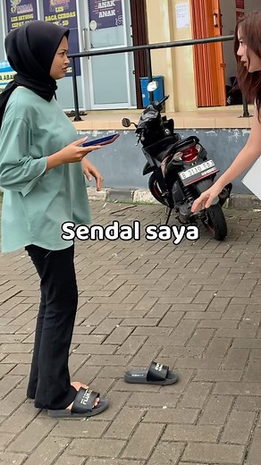 Laaaahhh kakanya ga mau dibalikin Sendalnya 😱🤭😂 • Gpp dah yang penting kalo mau Motor Kecee yg modelnya Trendy dan harganya Affordable , Cuma ada di @wmoto.id #sepatugratis #prank #motorkece | Bellanova10
