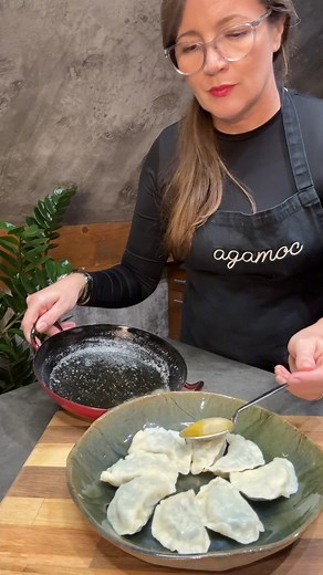 Pierogi z fetą i szpinakiem Farsz 2 cebule 3ząbki czosnku 3 opakowania szpinaku 3*300g Sól Pieprz 1,5 op feta(favita) Dwie garści orzechów np. pekan Ciasto 40g płynnego masła 150g wody 350g mąki Szpinak zblanszować odsączyć , zeszklić cebulę, czosnek dodać szpinak krótko razem podsmażyć ostudzić , dodać orzechy, fetę. I dodajcie coś od siebie, wcześniej robiłam z rozmrożonego szpinaku (koniecznie liście ) wtedy używałam 2 opakowania. #RIESS #fblifestylelife | Agamoc Agnieszka Moczulska