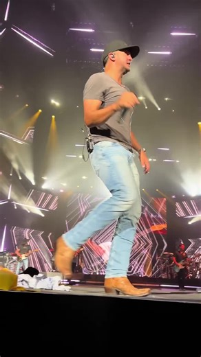 in a rollercoaster 🎢🤗#lukebryan #lukebryanconcert #lukebryanfans #countrymusic