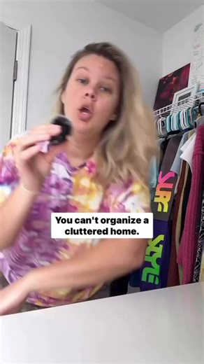 Saddle up gf, you just found your new bff! Organizing your home does not have to be complicated nor do you need to keep your house looking like the damn container store.. (PSST-check the 🔗 in my bio for the full guide on how I do this in only 30 mins/day!) ✅ The goal is to have your house organized in a functional, REALISTIC way not some container store, medical grade organization level. We’re just trying to be able to find the damn roll of tape & scissors when we need them. 😅 🤓 Ever since I 