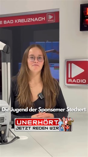 Fastnacht aus Kinder- und Jugendsicht – darum ging’s diesmal in unserer Jugendsendung „Unerhört“.🎙️ Vincent Pira und Lynn Jurgeit von den Sponsemer Stechert waren zu Gast und haben erzählt, warum Fastnacht für sie einfach dazugehört. Ob Showtanz, Kinder-Elferrat oder Kindersitzung: Die zwei geben Einblicke in Proben, Auftritte und das besondere Gemeinschaftsgefühl im Verein. Ihre Sitzung wird am 01.02.2026 sein und bis dahin laufen die Vorbereitungen natürlich auf Hochtouren! Außerdem erklären 