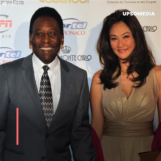 Pelé solía ser involucrado con varias mujeres. Pero hubo una que robó su corazón. Y lo acompañó hasta su último día. Esa mujer era Marcia Cibele Aoki. Entre quimioterapias y medicina, ella siempre sostenía su mano. Aún en sus días de mayor dolor, lo hacía sentirse en casa. Aunque su amor duró hasta el último suspiro del ex futbolista, se suponía que su amor era prohibido. Síguenos en nuestro canal de YouTube: http://bit.ly/yt-iconos | Upsocl Mujer