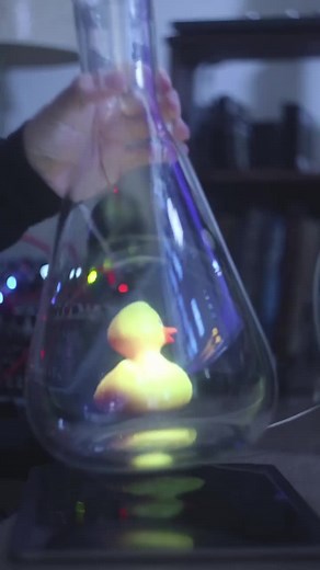 A theremin is a type of antenna instrument that uses interruptions in magnetic fields to create sounds. Here, I’m using a theremin module that interacts with my synthesizer to manipulate this video of a rotating rubber ducky. The reflection effect inside of the flask is called a “Pepper’s Ghost” effect and you can find out more about it by searching for that term. The software that I use to create audio-responsive video is called VDMX from @vidvox. #avart #AudioVisualism #videoart #realtime #vfx