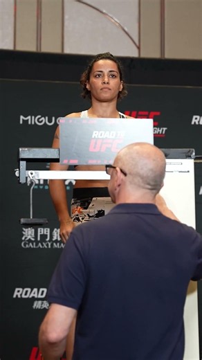 Puja Tomar makes weight for her main event fight at #RTU Season 5. 🇮🇳💪 #UFC #UFCIndia