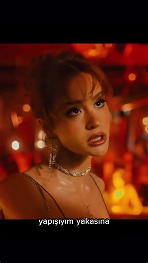 Jasmine 6. bölüm, hikâyenin duygusal ve psikolojik gerilimini belirgin biçimde artıran bir eşik bölümü. Jasmine’in geçmişiyle bugünü arasındaki bağlar daha net ama daha rahatsız edici bir hâl alırken, karakterler arasındaki ilişkilerde güven ve kontrol temaları öne çıkıyor. Büyük olaylardan çok, sessizlikler ve söylenmeyenler üzerinden ilerleyen bölüm, finalinde “artık hiçbir şey eskisi gibi olmayacak” hissini bırakıyor. #Jasmine #HBOturkiye #cinemare #AsenaKeskinci #Drama