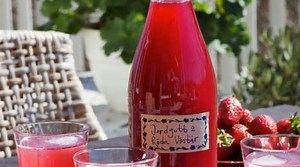 Jordgubbs- & vinbärssaft med citron och vanilj