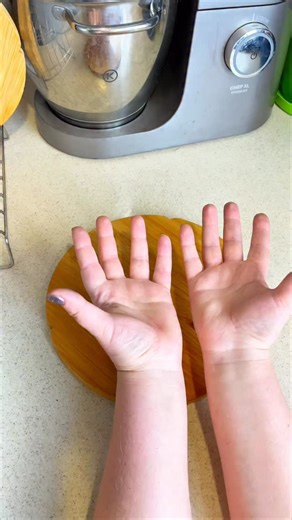 FastDIY on Instagram: "Stop Struggling — This Is The Easiest Way To Shred Cabbage #KitchenHack #CookingTips #LifeHack #FoodPrep #EasyCooking ⸻ Materials • Cabbage • Cutting board 🥬🔪"