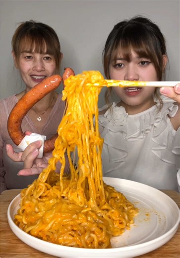 Khám Phá Mukbang Mỳ Phô Mai và Xúc Xích Vòng
