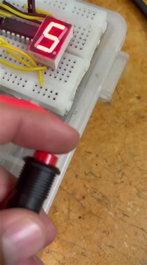 Implementación de un circuito secuencial Contador 0 8