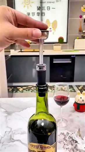 STOP AI TAPPI SPEZZATI E ALLE MACCHIE 🍷✨ Sei stanca di lottare con il cavatappi manuale ogni volta che organizzi una cena? Ho trovato la soluzione definitiva che unisce design e praticità. Ecco perché questo Kit 4-in-1 è un Must-Have in cucina: ⚡ Apertura Elettrica: Rimuove il sughero in 6 secondi senza romperlo. 💧 Versatore Anti-Goccia: Ossigena il vino istantaneamente mentre lo versi (perfetto per i rossi giovani). 🔒 Tappo Vacuum: Toglie l'aria dalla bottiglia per conservare il vino aperto 