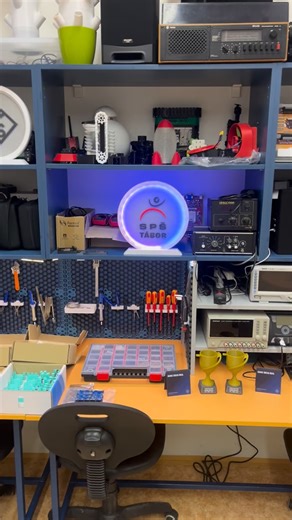 🤖I letos hostíme několik studentů ze zahraničí v rámci programu ERASMUS modulem zaměřeným na elektroniku, programování, robotiku a automatizaci. 🚙Jednotlivé týmy mají za úkol zkonstruovat a naprogramovat vozítko, které projede co nejrychleji po připravené dráze. 🏆Kdo se stane letošním vítězem? 🤝Zároveň jsme rádi, že můžeme studentům nabídnout práci na špičkových přístrojích firmy Rohde & Schwarz CZ | SPŠ Tábor