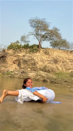 Over split in water 💦 #fitness #yogaskills #yogae #ytshorts