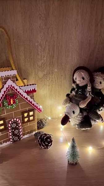 Ich habe meinen Adventskalender zwar nicht ganz planmäßig fertig bekommen aber immerhin habe ich ihn fertig. 😃Und passen dazu stand zufällig mein Hexenhäuschen als Deko zu Weihnachten schon da. Es hat richtig Spaß gemacht, vor allem der Austausch mit der lieben @charlotta.bastelt. Wir hatten beide von Anfang an Recht mit unserer Vermutung gehabt. Gesamter Adventskalender und Anleitung : @toft_uk @edscrochetalong (unbeauftragte/unbezahlte Werbung) #the_real_lady_crochet #edscrochetalong #edsadve