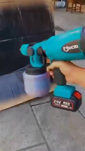 Revoluciona tus proyectos de pintura!!🤩 Olvídate de los molestos cables y mangueras enredadas con nuestro compresor de pintura inalámbrico. Da la bienvenida a la máxima libertad de alcance y facilidad de pintar. Con nuestro compresor de pintura inalámbrico ahorra tiempo y pintura💪💪 ✅Ligero ✅Ahorra pintura ✅Sin mangueras ✅Sin cables ✅Acabado sin imperfecciones ¡Pinta donde quieras! | Hogar con torque