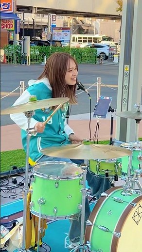 BOØWY/B・BLUEを超絶楽しく叩く女ドラマー #shorts #ドラム #ストリートドラム
