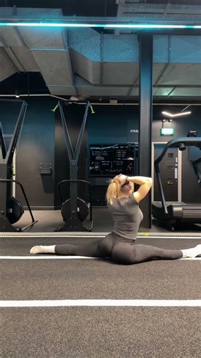 I do best gym. The splits 😂🙌🏻