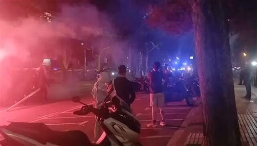 🚧 Barcelona’s Sants district has been brought to a standstill as protesters block major roads and intersections in solidarity with Palestinians and activists aboard the Global Sumud Flotilla.Gran Via—one of the city’s main arteries—has also been shut down, with demonstrators gathering around Estació de Sants, a key transport hub.The action comes after Israel intercepted several flotilla vessels and detained activists aboard the civilian mission that departed Barcelona this spring to challenge t