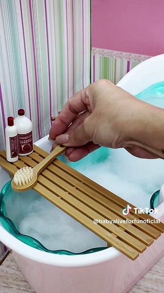Brincadeiras com a Boneca Olívia na Banheira Nova