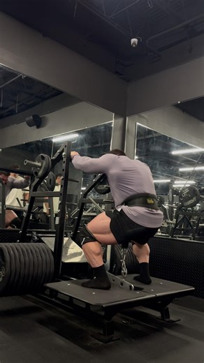 just a raw 🔝 set of squats .. 22 reps with 22 plates